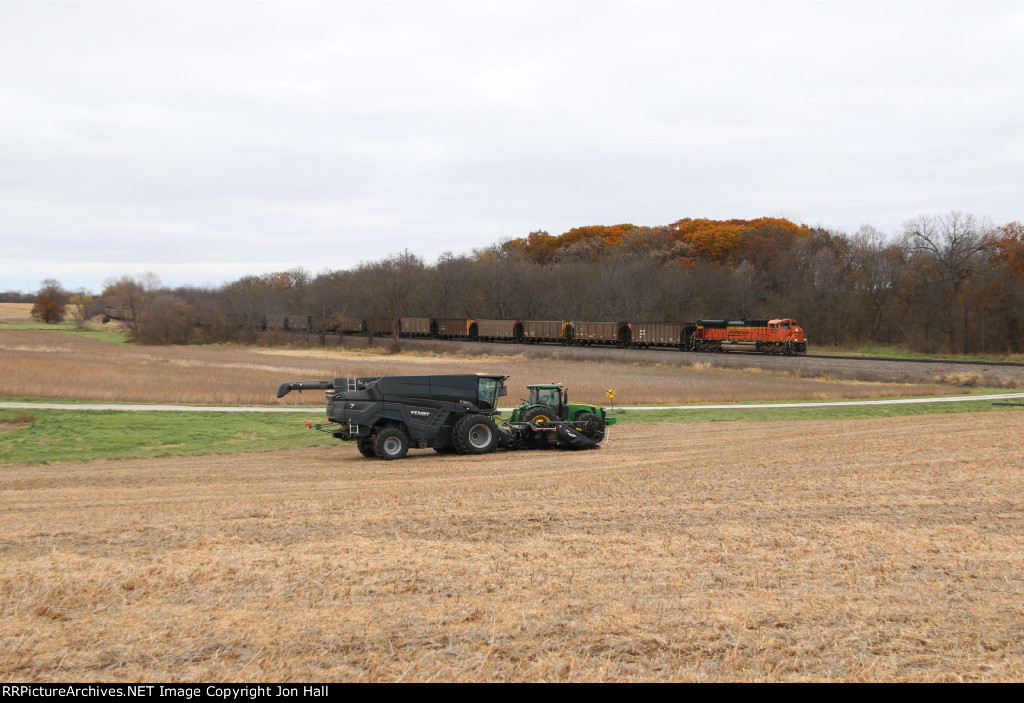 E-PCTBTM brings coal empties from Paducah, KY west bound eventually for Black Thunder Mine in Wyoming